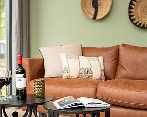 Comfortabele bank met wijnglazen in De Vlinderhoeve, een vakantieaccommodatie in Kring van Dorth, Achterhoek, Gelderland.