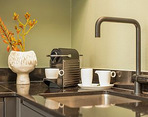 Luxe slaapkamer met uitzicht in De Vlinderhoeve, een vakantiewoning in Kring van Dorth, Achterhoek, Gelderland.