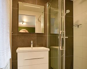 Moderne badkamer met douche in De Vlinderhoeve, een vakantiewoning in Kring van Dorth, Achterhoek, Gelderland.