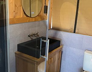 Modern bathroom in Cottage in Winterswijk - Meddo, vacation home in the Achterhoek region, Gelderland. Comfortable amenities and stylish interior.