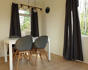 Eetruimte in vakantiehuis Winterswijk Ratum met uitzicht op groene natuur, Achterhoek, Gelderland.