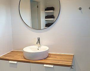 Stijlvolle badkamer in vakantiehuis Winterswijk Ratum met moderne wastafel, Achterhoek, Gelderland.