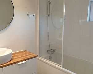 Luxe badkamer met bad en douche in vakantiehuis Winterswijk Ratum, Achterhoek, Gelderland.