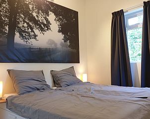 Knusse slaapkamer met sfeervolle verlichting in vakantiehuis Winterswijk Ratum, Achterhoek, Gelderland.