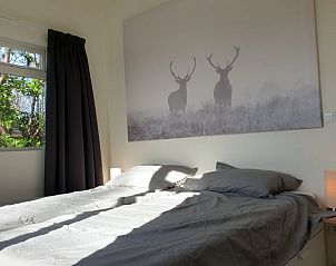 Lichte slaapkamer met serene sfeer in vakantiehuis Winterswijk Ratum, Achterhoek, Gelderland.