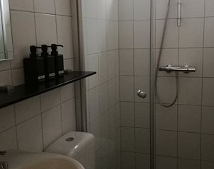 Moderne badkamer met douche in Vakantiehuis in Dinxperlo, Achterhoek, Gelderland.