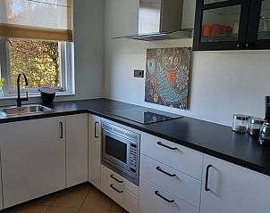 Volledig uitgeruste keuken met uitzicht in Vakantiehuis in Dinxperlo, Achterhoek, Gelderland.