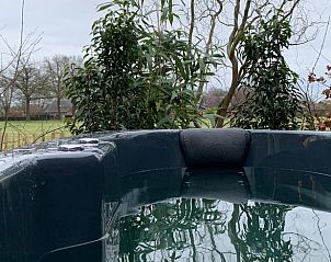 Jacuzzi met uitzicht op de natuur bij Vakantiehuisje in Dinxperlo, Gelderland.