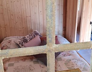 Gezellige hoek in de slaapkamer van Vakantiehuis in Winterswijk Corle, Achterhoek, ideaal voor ontspanning.