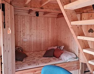 Houten interieur met trap in Vakantiehuis in Winterswijk Corle, een knus verblijf in de Achterhoek.