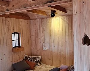 Knusse slaapkamer in Vakantiehuis in Winterswijk Corle, ideaal voor een ontspannen verblijf in de Achterhoek.