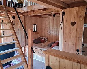 Ruime woonkamer in Vakantiehuis in Winterswijk Corle, een sfeervol verblijf in de Achterhoek, Gelderland.