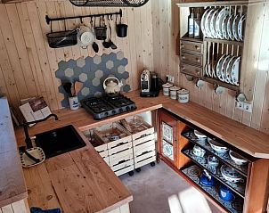 Sfeervolle keuken in Vakantiehuis in Winterswijk Corle, ideaal voor een ontspannen vakantie in de Achterhoek.