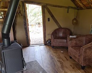 Houtkachel en comfortabele stoelen in Vakantiehuis in Winterswijk Corle, Achterhoek.