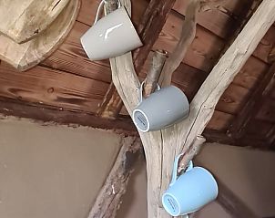 Rustieke mokken aan houten tak in Vakantiehuis in Winterswijk Corle, Achterhoek, Gelderland.