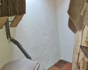 Unieke badkamer met houten wastafel in Vakantiehuis in Winterswijk Corle, Achterhoek.