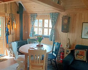 Gezellige binnenruimte van Vakantiehuisje in Winterswijk Corle, Achterhoek, met houten interieur en sfeervolle inrichting.