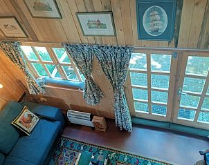 Gezellige woonkamer in Vakantiehuisje in Winterswijk Corle, Achterhoek, Gelderland met houten interieur en veel natuurlijk licht.