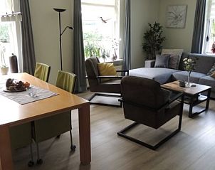 Gezellige woonkamer van Vakantiehuis in Winterswijk Corle, Achterhoek, met comfortabele zithoek en eethoek voor een ontspannen verblijf.