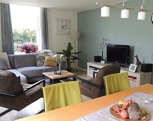 Gezellige woonkamer in Vakantiehuis in Winterswijk Corle, Achterhoek, Gelderland, met comfortabele zithoek en moderne inrichting.