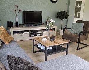 Gezellige woonkamer van Vakantiehuis in Winterswijk Corle, Achterhoek, met comfortabele zithoek en moderne inrichting.