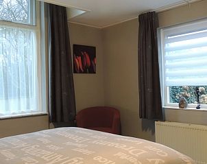 Gezellige slaapkamer in Vakantiehuis in Winterswijk Corle, gelegen in de Achterhoek, Gelderland, met uitzicht op de serene natuur.