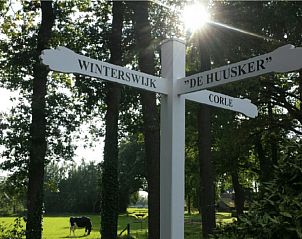 Wegwijzer naar Vakantiehuis in Winterswijk Corle, omringd door natuur in de Achterhoek, Gelderland.