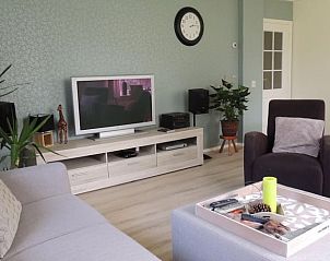 Moderne woonkamer met tv in Vakantiehuis in Winterswijk Corle, perfect voor ontspanning in de Achterhoek, Gelderland.