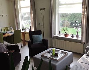 Eet- en zithoek in Vakantiehuis in Winterswijk Corle, met uitzicht op de tuin in Achterhoek, Gelderland.