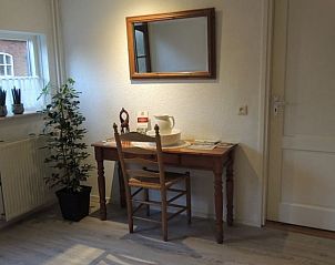 Knus hoekje met antiek bureau in Vakantiehuis in Winterswijk Corle, Achterhoek, Gelderland.