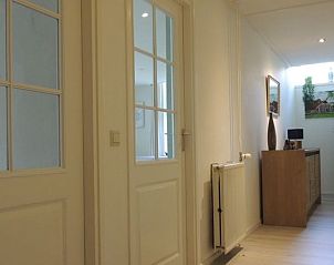 Lichte hal in Vakantiehuis in Winterswijk Corle, met toegang tot diverse kamers in Achterhoek, Gelderland.