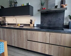 Keuken met houten details in Vakantiehuis in Winterswijk Corle, ideaal voor culinaire liefhebbers in Achterhoek, Gelderland.