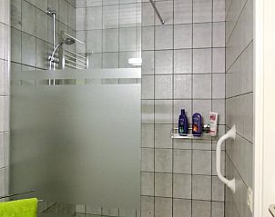 Moderne badkamer met douche in Vakantiehuis in Winterswijk Corle, Achterhoek, Gelderland.