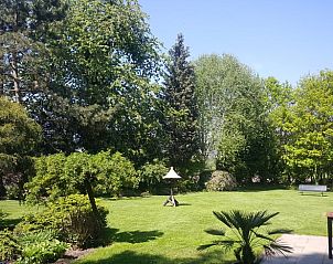 Grote tuin met veel groen bij Vakantiehuis in Winterswijk Corle, biedt rust in Achterhoek, Gelderland.