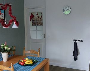 Gezellige eetkamer in Vakantiehuis in Winterswijk Corle, versierd voor de feestdagen in Achterhoek, Gelderland.