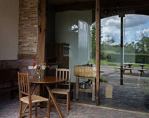 Gezellige binnenruimte van Huisje in Winterswijk met houten interieur in Huppel, Achterhoek, Gelderland.