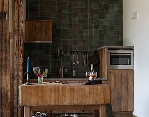 Moderne keuken in Huisje in Winterswijk met landelijke stijl in Huppel, Achterhoek, Gelderland.