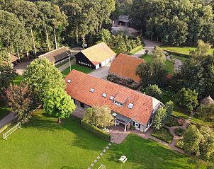 Luchtfoto van Groepsaccommodatie Dickenes, vakantiehuis in Bennekom, Gelderland, omgeven door natuur.