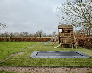 Speeltuin met trampoline bij Groepsaccommodatie Dickenes, vakantiehuis in Bennekom, Veluwe.