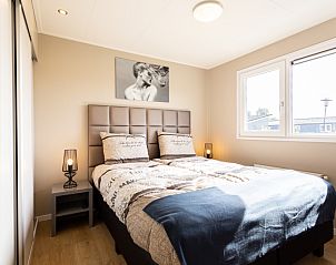 Gemtliches Schlafzimmer in Leijhoeve 4 Personen Wellness, einem Ferienhaus in Beekbergen, Veluwe, mit bequemen Betten und natrlichem Licht.