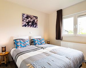 Gemtliches Schlafzimmer im Leijhoeve 4 Personen Wellness-Ferienhaus, Beekbergen, Veluwe, Gelderland, mit moderner Einrichtung und Tageslicht.