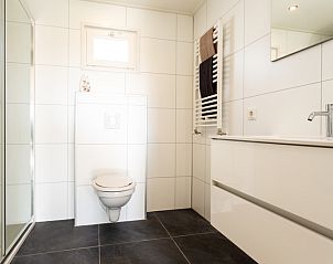 Modernes Badezimmer im Leijhoeve 4 Personen Wellness-Ferienhaus, Beekbergen, Veluwe, Gelderland, mit eleganten Fliesen und luxuriser Ausstattung.