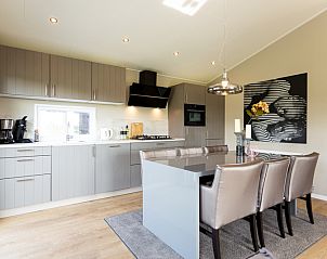 Moderne Kche von Leijhoeve 4 Personen Wellness, Ferienhaus in Beekbergen, Veluwe, Gelderland, mit stilvoller Einrichtung und Essbereich.