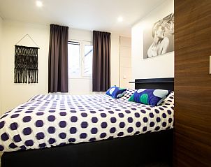 Gemtliches Schlafzimmer in Leijhoeve XL 4 Personen Wellness, Ferienhaus in Beekbergen, Veluwe, Gelderland mit moderner Einrichtung und Fenster.