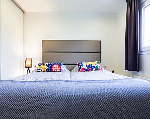 Gemtliches Schlafzimmer in Leijhoeve XL 4 Personen Wellness, Ferienhaus in Beekbergen, Veluwe, Gelderland mit bunten Kissen.