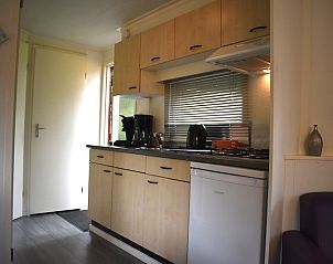 Vollstndig ausgestattete Kche im Chalet Vlinderhof, Beekbergen, Veluwe mit modernen Gerten.