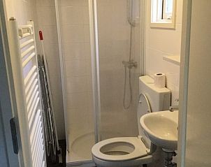 Modernes Badezimmer im Chalet Vlinderhof, Beekbergen, Veluwe mit Dusche, Toilette und Waschbecken.