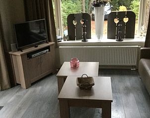 Helles Wohnzimmer im Chalet Vlinderhof, Beekbergen, Veluwe mit groen Fenstern und Waldblick.