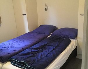 Schlafzimmer mit zwei Einzelbetten im Chalet Vlinderhof, Beekbergen, Veluwe fr einen erholsamen Aufenthalt.