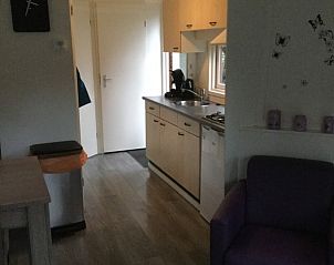 Eingang und Kche des Chalets Vlinderhof, Beekbergen, Veluwe mit praktischer Einteilung und moderner Ausstattung.